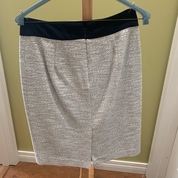 Banana Republic cream / back size 0 Skirt - Picture 2 of 3